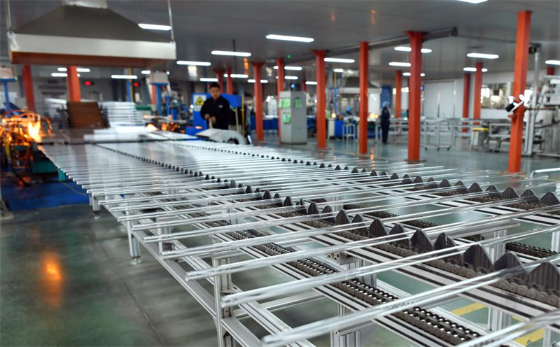 工人在沧州四星玻璃股份有限公司车间工作。（骆学峰摄）