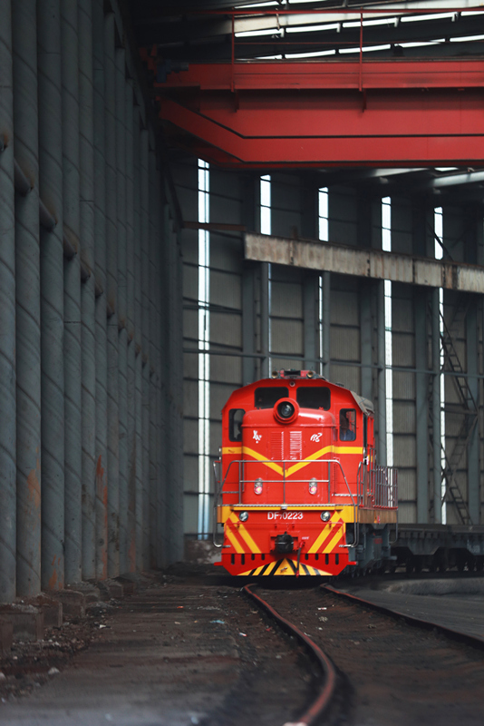 4月21日，东风7型新能源改造机车进行调车作业。新华社记者 卢烨 摄