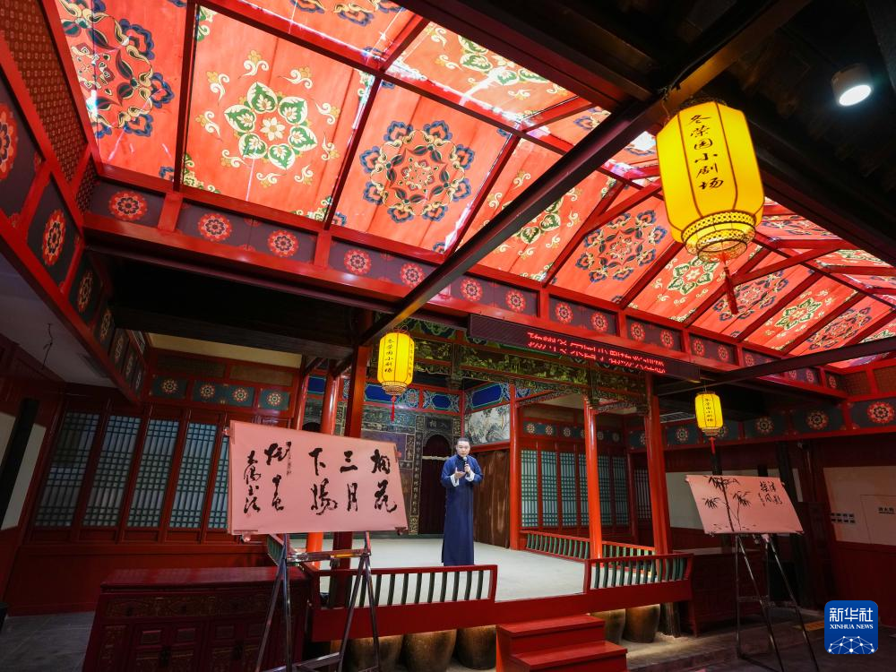 4月22日，演员在扬州东关街冬荣园里的小剧场表演。新华社记者 李博 摄