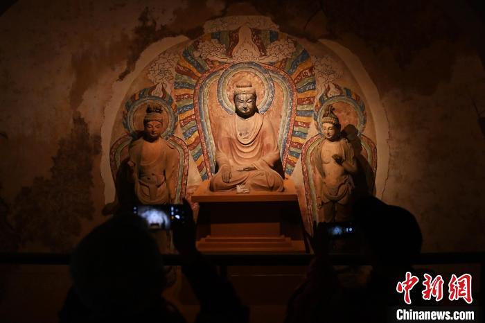 3月22日，甘肃省博物馆展出的国宝级文物唐代彩塑坐佛与胁侍菩萨。李亚龙　摄