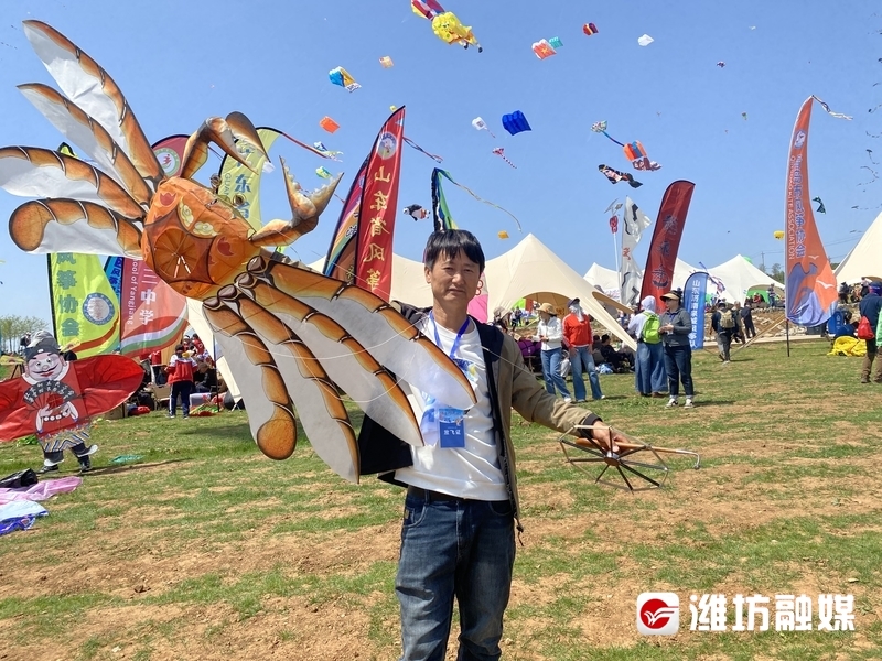 陕西西安飞天风筝队领队李涛准备放飞“螃蟹”风筝。