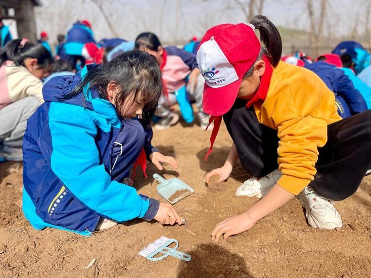 孩子们在沂水县天上王城景区现场体验考古挖掘。（受访者供图）