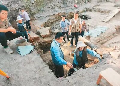 翁彦俊（前排左一）与同事在进行考古发掘工作。