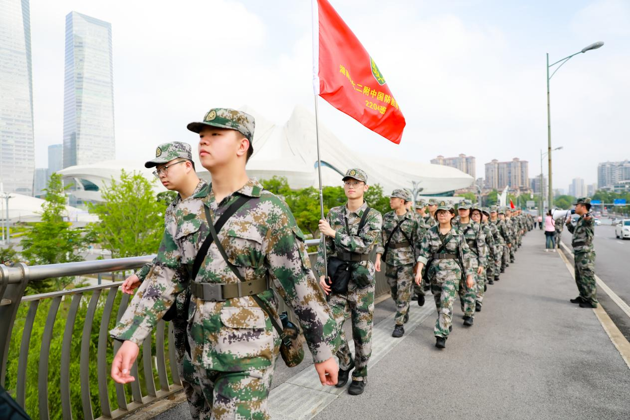 徒步拉练20km！二附中国防教育特色班 学子用脚步丈量坚韧距离