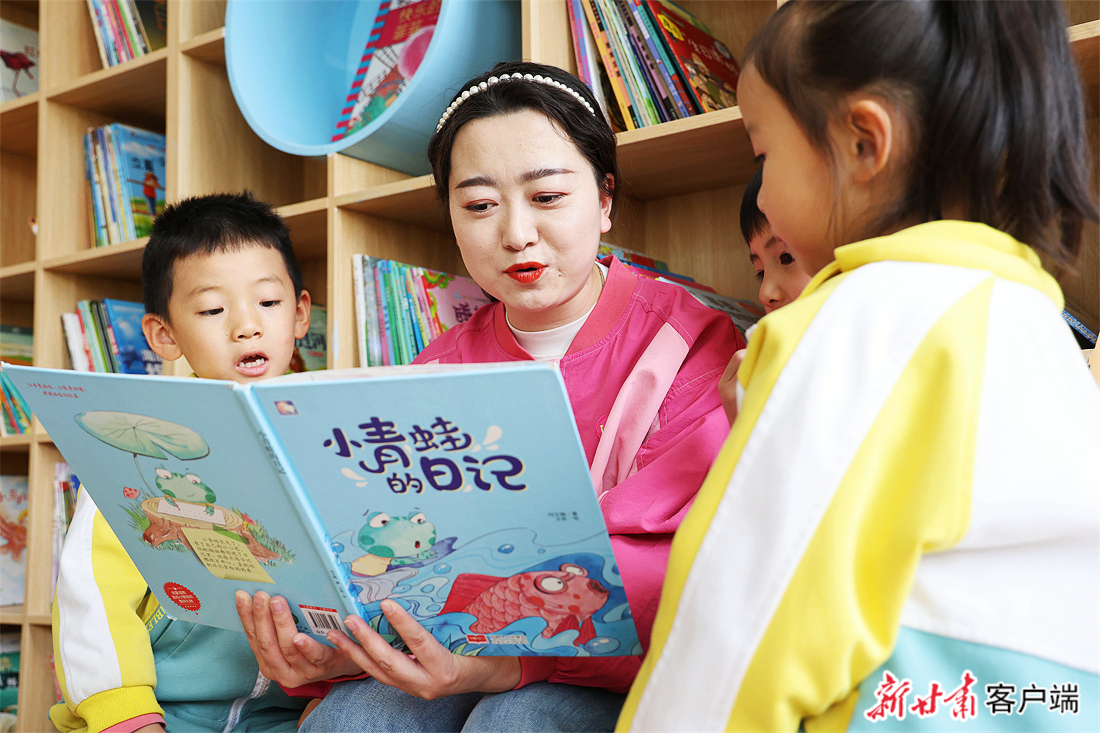 世界读书日来临之际，张掖市甘州区南关幼儿园的孩子们在老师的带领下阅读书籍。本文图片均由新甘肃·甘肃日报通讯员　张渊　摄