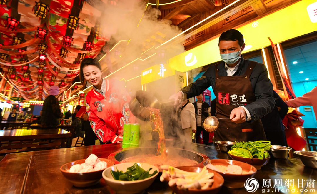 黄河食渡文旅美食街上，各色美味刺激着游客感官。