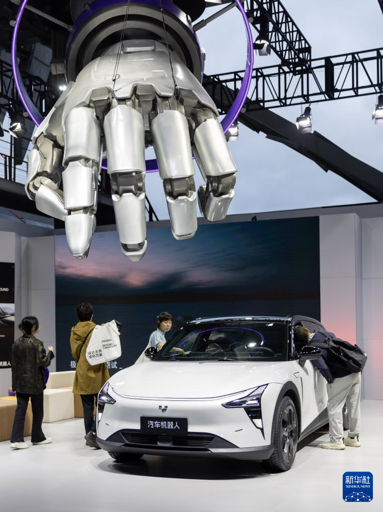 人们在世界设计之都大会上参观极越汽车（2023年9月30日摄）。新华社记者 王翔 摄