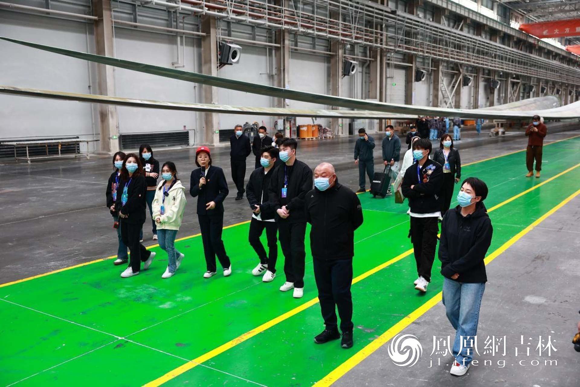 “新质动能向吉行”网络主题活动采风团在中车松原新能源装备产业基地。凤凰网吉林 王振东/图