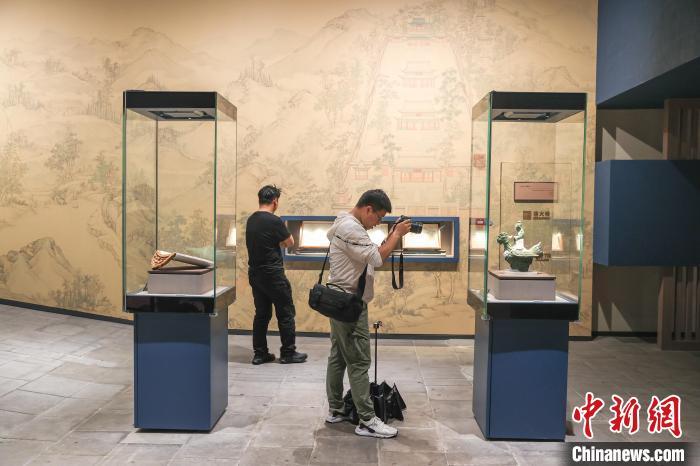 图为游客在龙虎山大上清宫遗址内参观展出的文物。刘力鑫 摄