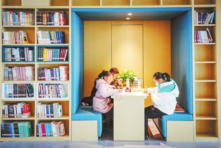 在靖远县图书馆，孩子们边阅读边做笔记。