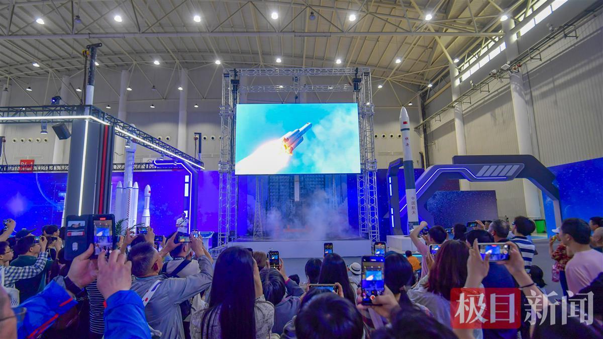 中国航天日展览大厅，参观者“观摩”火箭发射