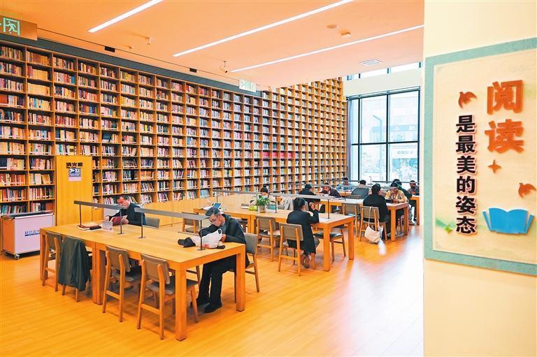 在高台县图书馆，读者徜徉书海。
