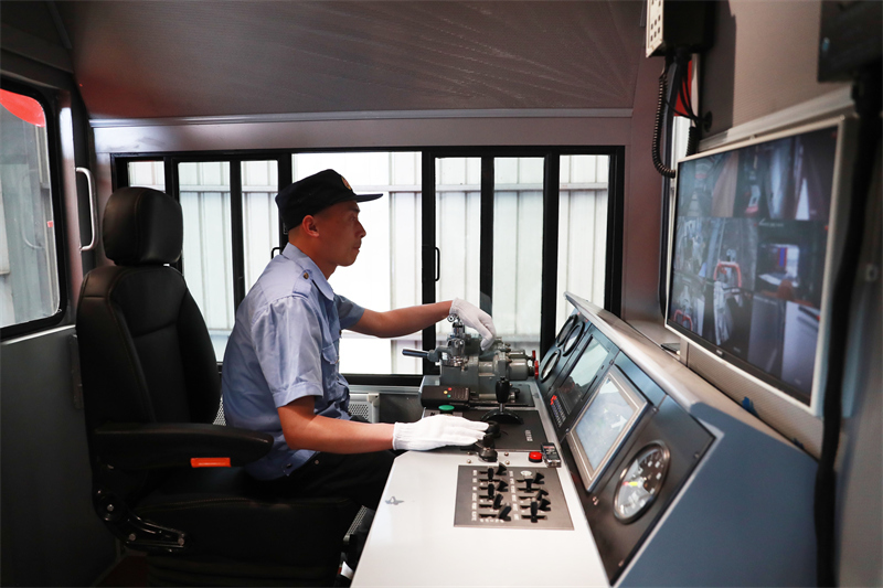 4月21日，乘务员驾驶东风7型新能源改造机车。新华社记者 卢烨 摄