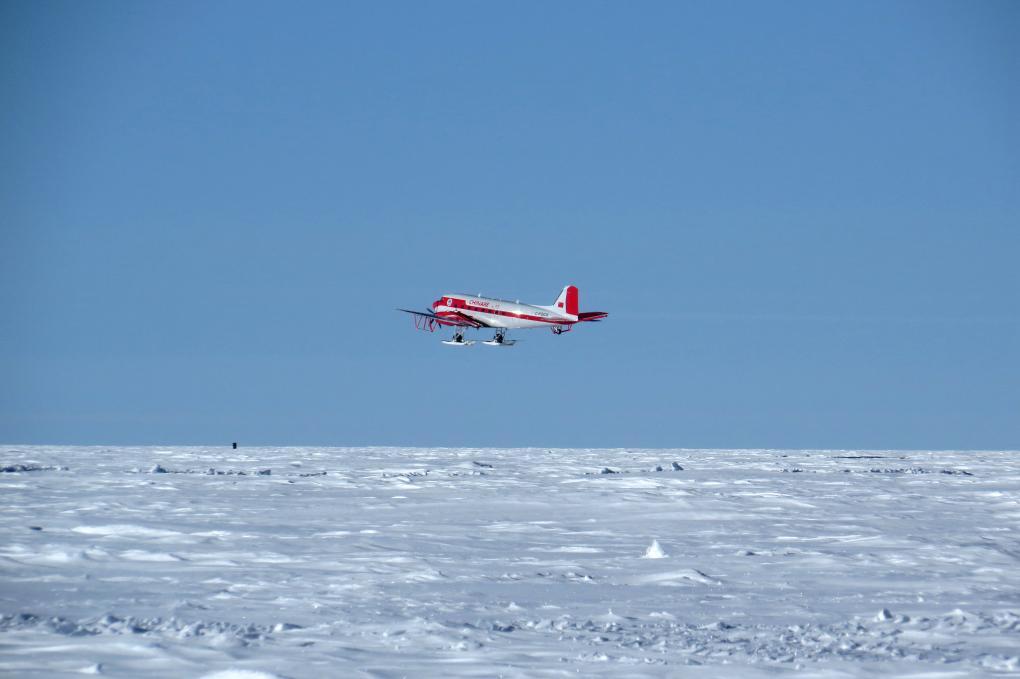 我国“雪鹰601”固定翼飞机在南极冰盖进行冰下湖探测调查。新华社发