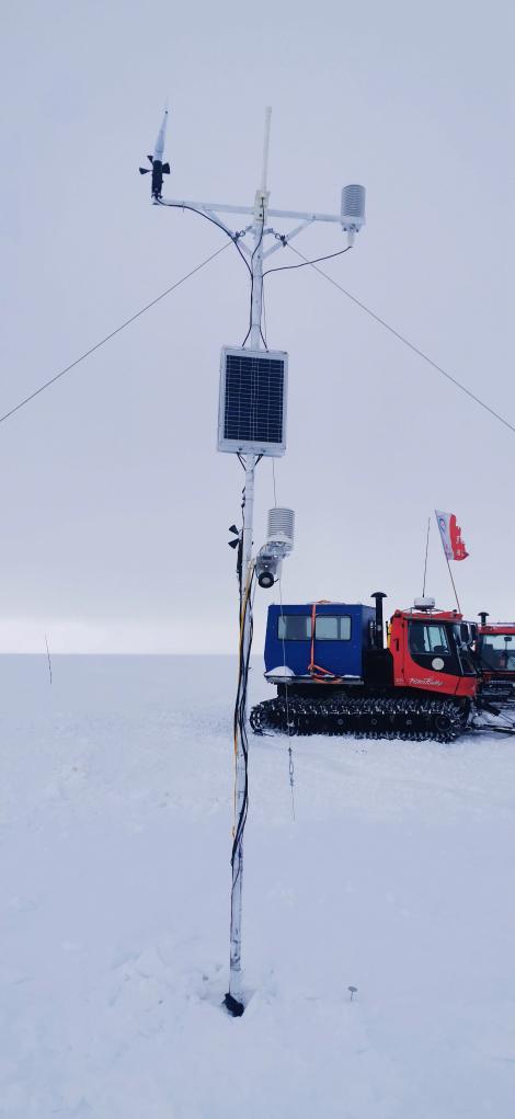 中国第40次南极考察队员在麒麟冰下湖的冰面架设气象站。新华社发（李传金摄）