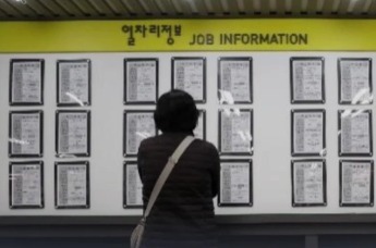 要么主动辞职 要么“自愿退休” 韩国企业开始"清退"35岁以上员工 40岁以上员工10年间减少9.2%