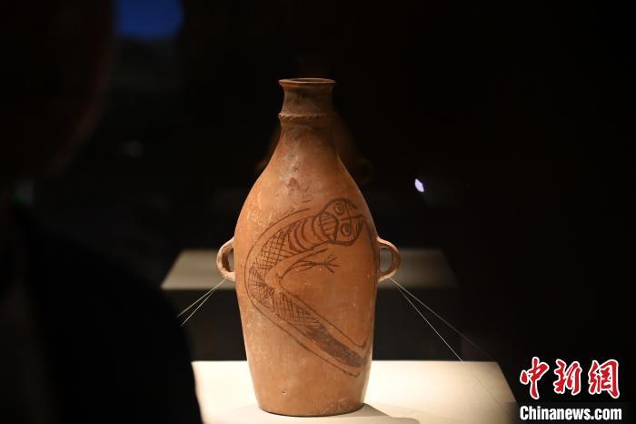 图为甘肃省博物馆镇馆之宝，国宝级文物鲵鱼纹平底彩陶瓶。李亚龙　摄