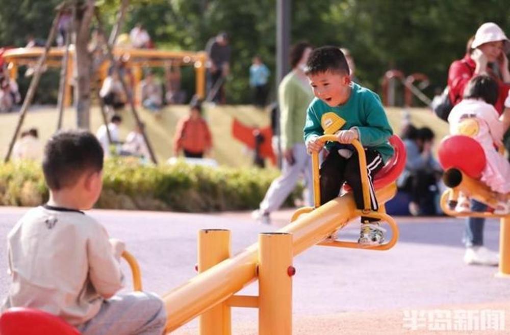 孩子们在青岛“口袋公园”内开心玩闹