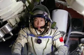 凤凰专访杨利伟： 载人登月不是终点 我们希望走向更深远的太空