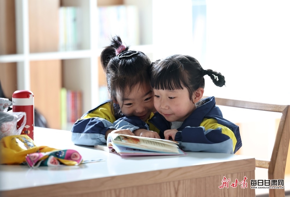 4月23日，两名小学生在天水市麦积区养正图书馆内看书，一起享受阅读的快乐。新甘肃·每日甘肃网通讯员　侯崇慧　摄