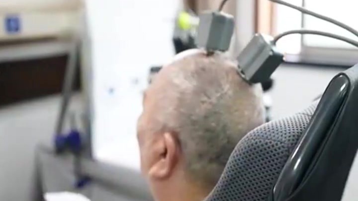 史上首次！脑机接口重大突破，76岁瘫痪老人用意念控制机械臂写出8个汉字