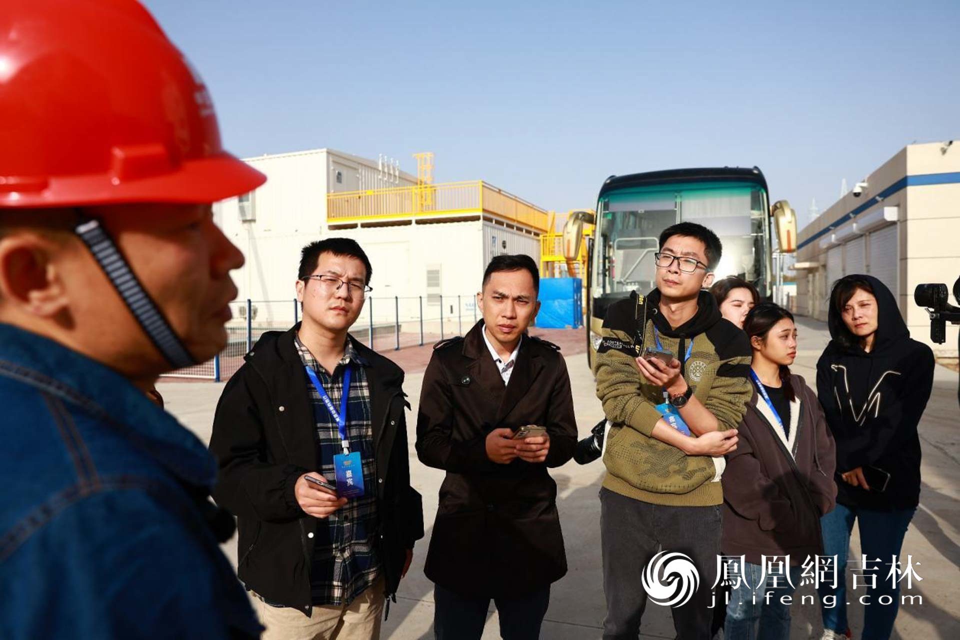 “新质动能向吉行”网络主题活动采风团在采访赵广赫。凤凰网吉林 王振东/图