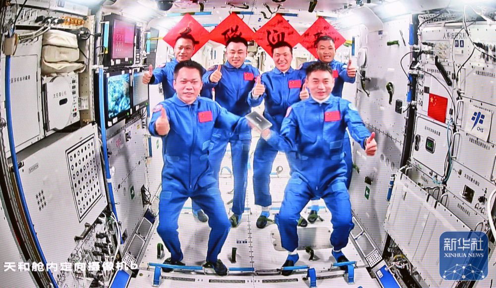 这是4月26日在北京航天飞行控制中心拍摄的神舟十七号航天员乘组和神舟十八号航天员乘组“全家福”