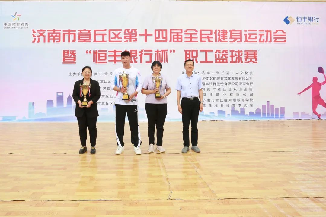 区总工会党组副书记、副主席刘仁奎为区域组前三名的单位颁奖