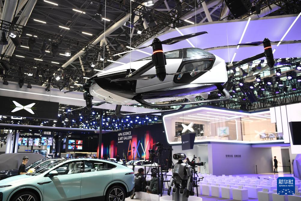 这是在第21届广州国际汽车展览会上拍摄的小鹏展台的飞行汽车（2023年11月17日摄）。新华社记者 邓华 摄