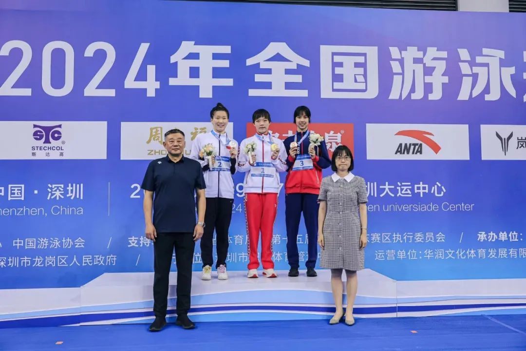 万乐天(左三)站上领奖台.图片来源丨"江西体育"