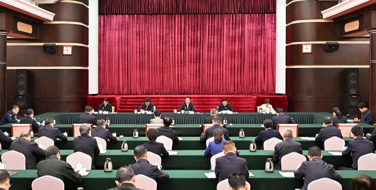 ▲4月25日上午，重庆市委常委会举行扩大会议，市委书记袁家军主持并讲话。 苏思 摄