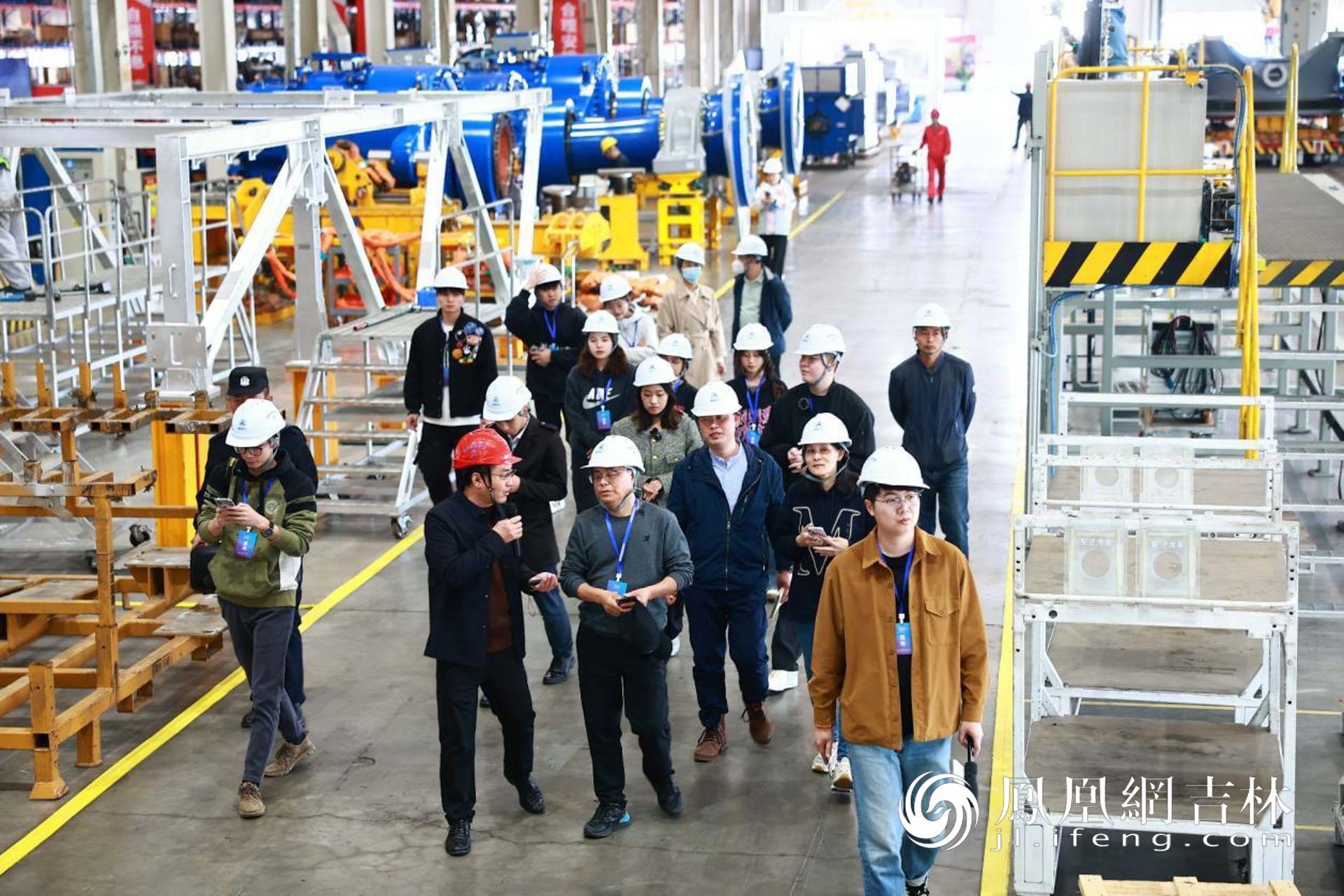 “新质动能向吉行”网络主题活动采风团采访陈永春。凤凰网吉林 王振东/图