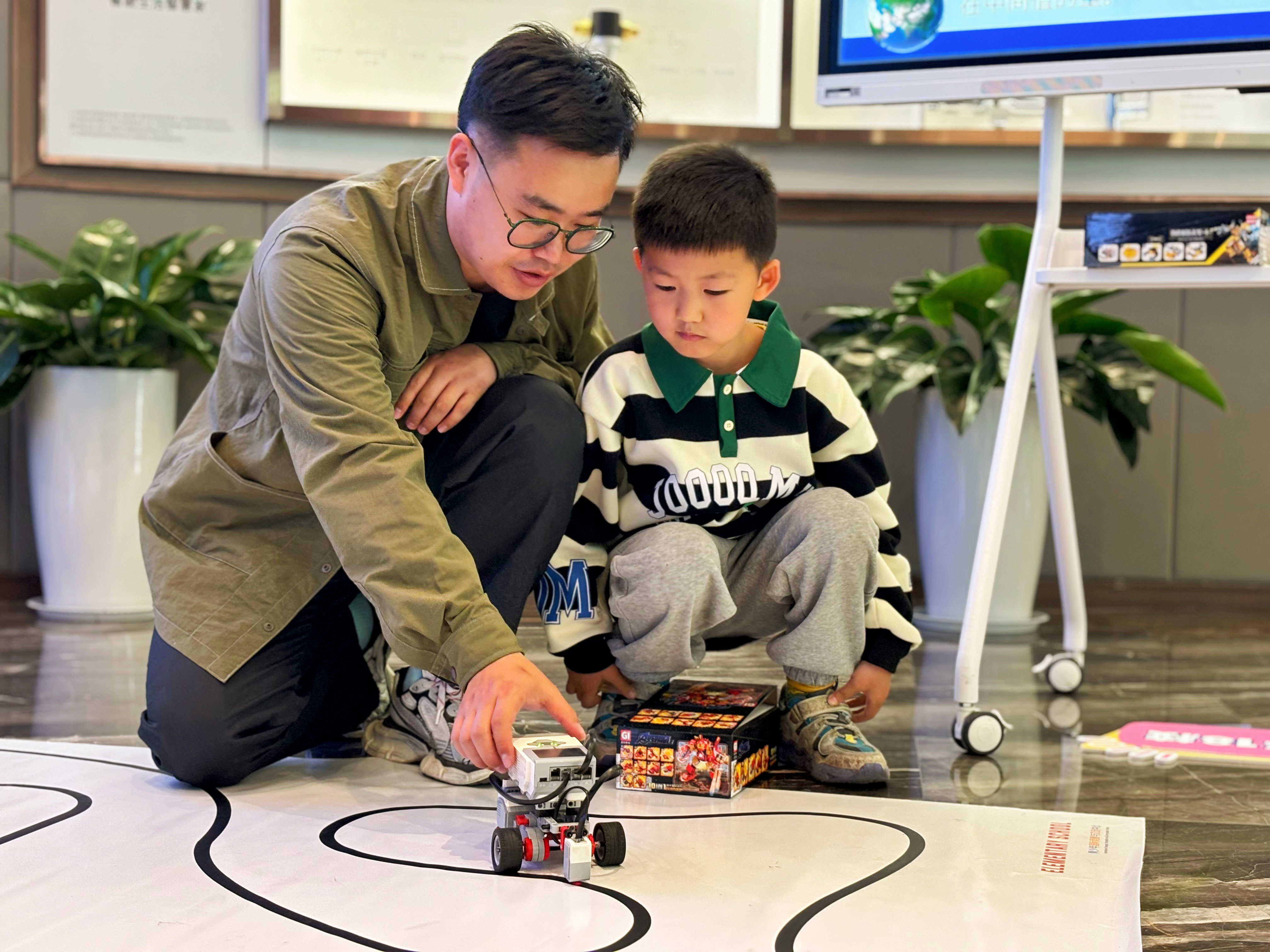 迎接世界地球日——山东少科院进社区活动掀起“科学热”