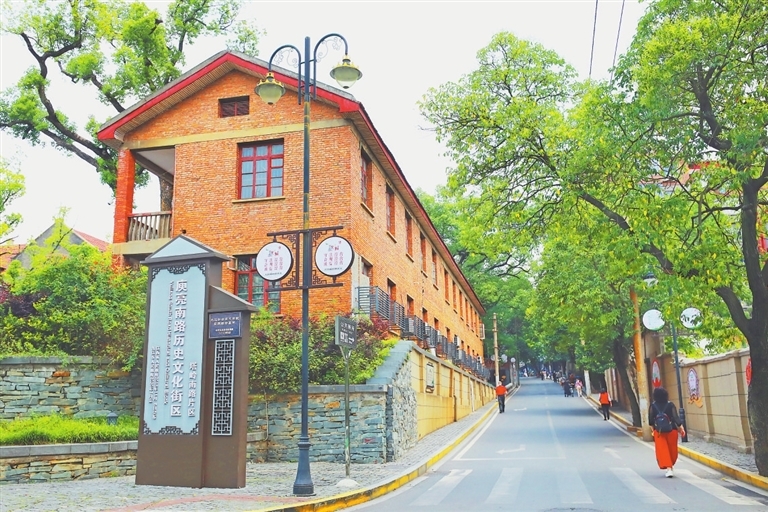 庾亮南路历史文化街区。通讯员 张 驰摄
