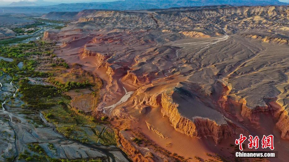 新疆托克逊县天山红河谷:壁陡如削色彩丰富