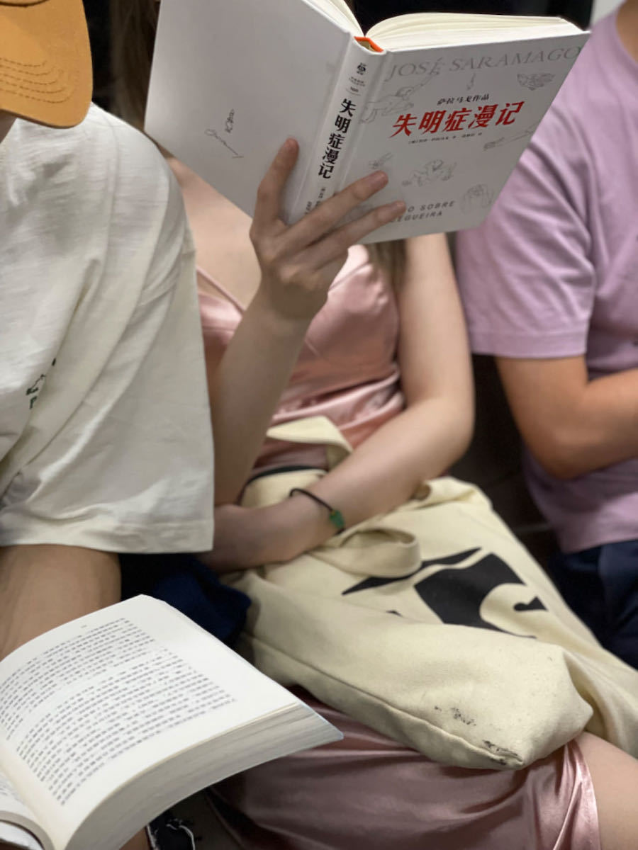 2023年7月11日，读书男女，在夜班地铁上，他们分别读《失明症漫记》和《在路上》。《在路上》公版后去年出了好几版，不是很确定是哪个版本，就选了个封面最显眼的收入“北京地铁书单”豆列了。