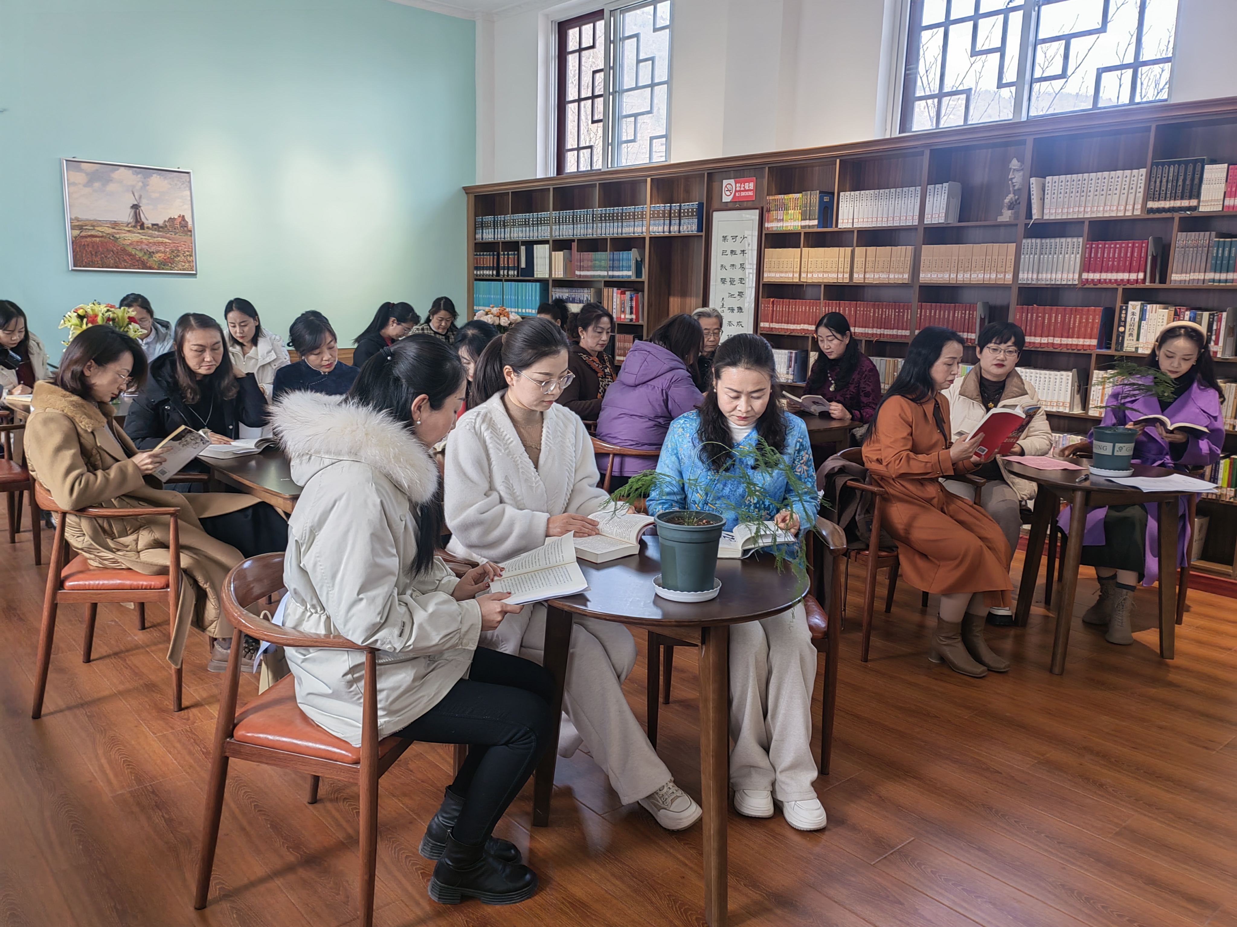 崇信县妇联组织开展“书香崇信·女性领读者”全民阅读主题活动
