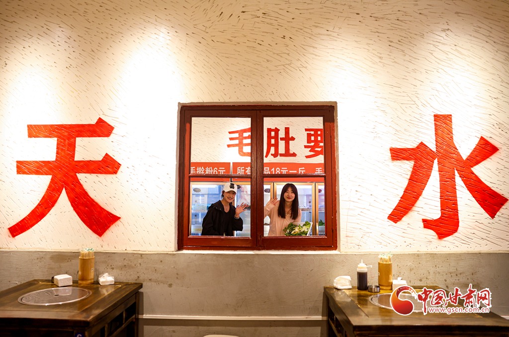 4月24日，游客在甘肃省天水市秦州区的一家麻辣烫店选菜品。