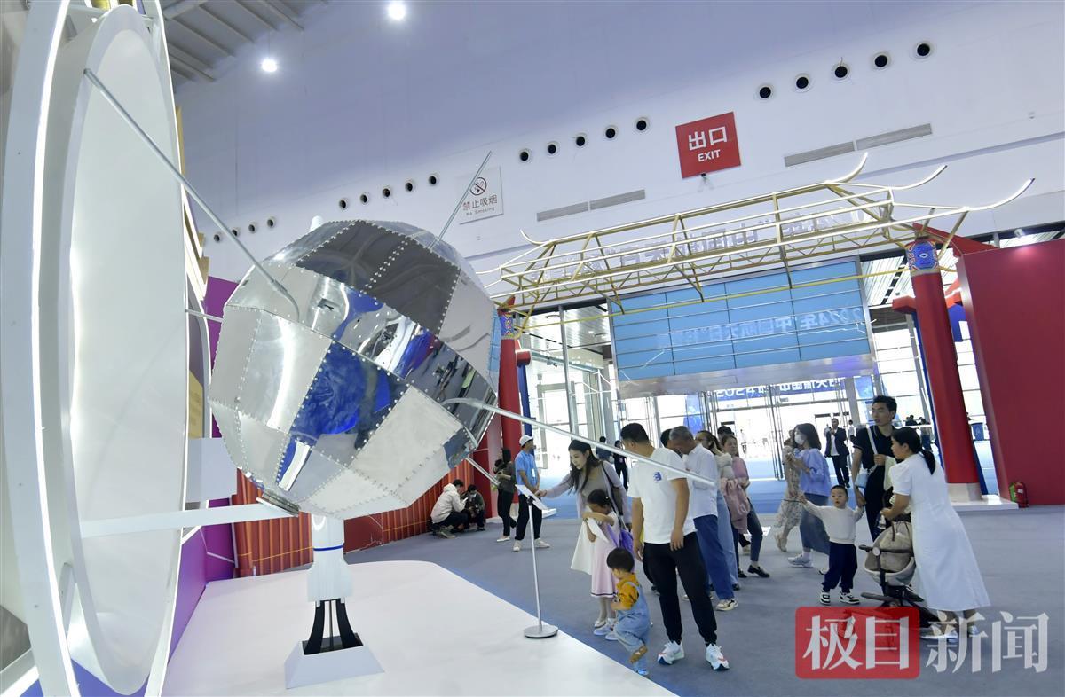 中国航天日展览大厅，参观者“观摩”东方红一号卫星（模型）