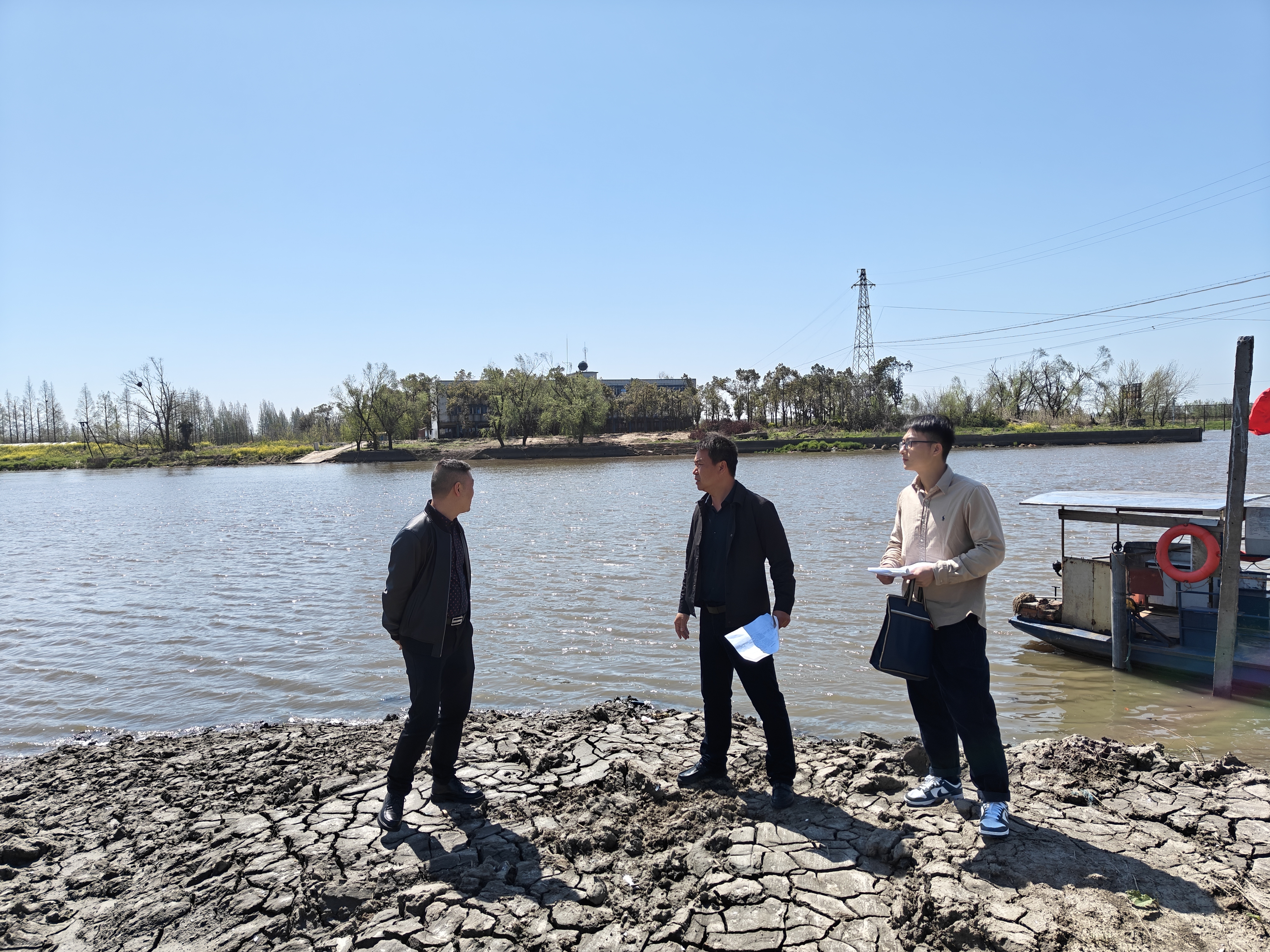 洪湖市纪委监委第三监督检查组工作人员到瞿家湾镇检查入湖排污口整治情况。