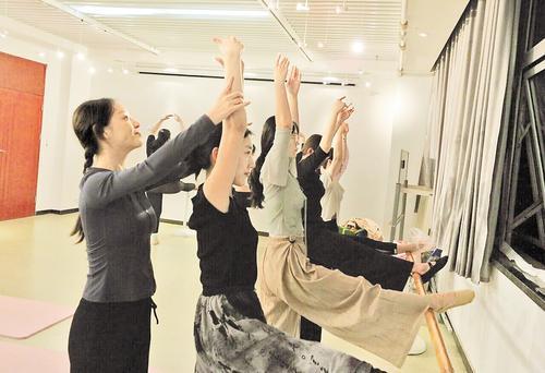 4月25日，在唐山市青少年宫，青年夜校民族舞班老师为学员上课。 河北日报记者 王育民摄