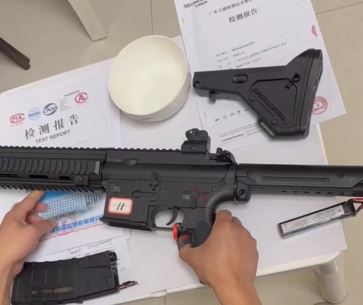 聂鹏立称其销售的水弹枪均为正规厂商生产，且附有相关检测报告，水弹枪生产依据为《模型产品通用技术要求》。