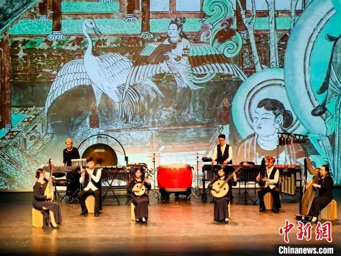 4月23日，《敦煌与故宫对话：飞越文化二千年》——万籁有声：天籁·地籁·人籁音乐会在北京天桥艺术中心上演。张杨彬　摄