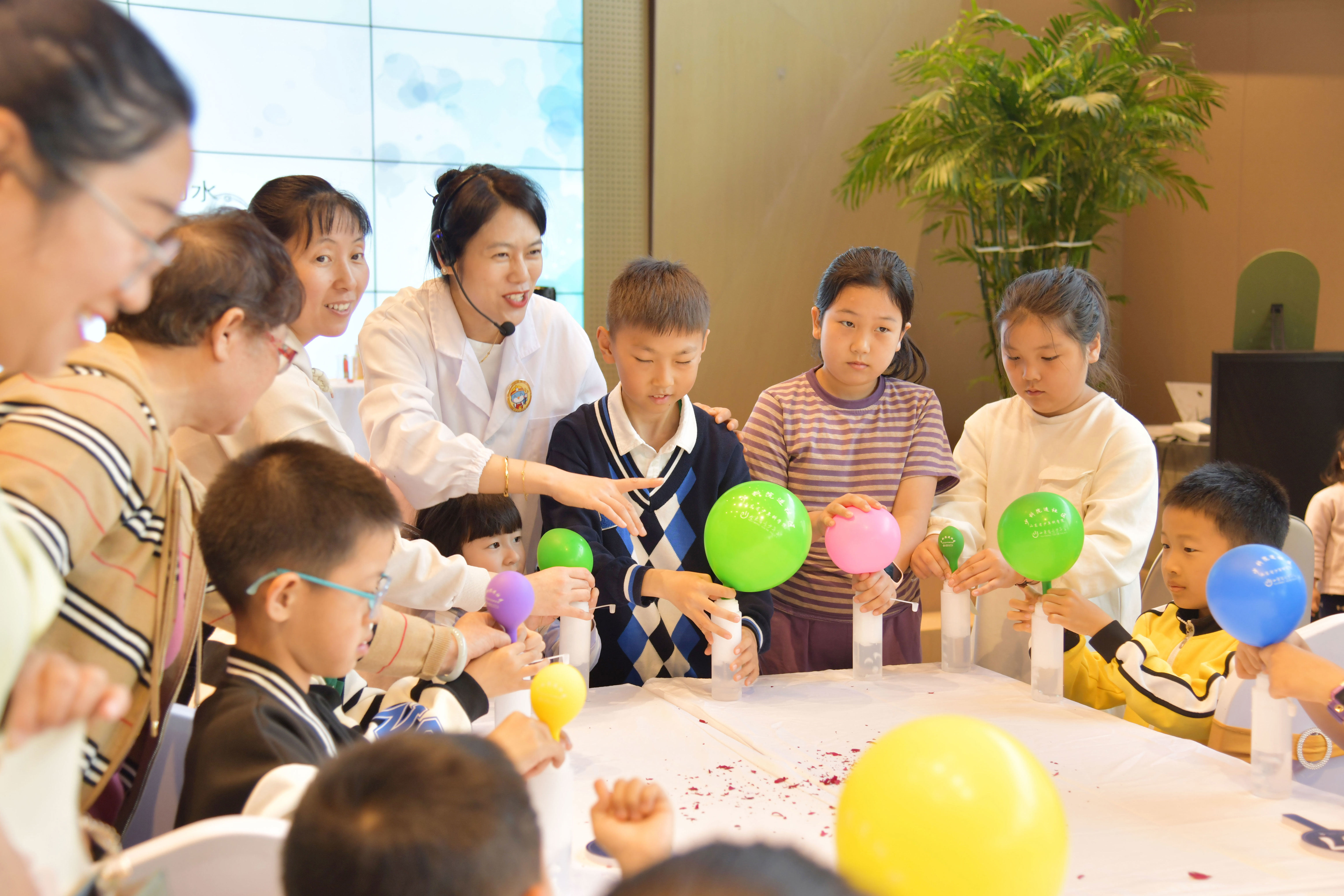 迎接世界地球日——山东少科院进社区活动掀起“科学热”