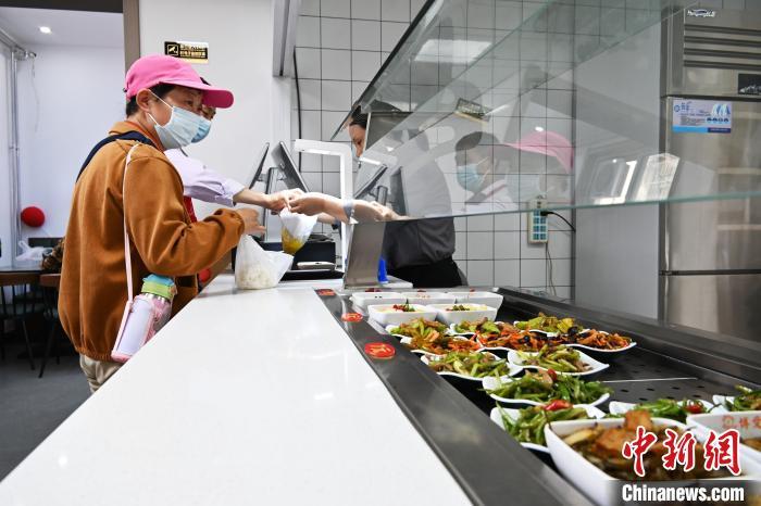 4月25日，市民在石家庄桥西区一家综合养老服务中心点餐。中新网记者 翟羽佳 摄
