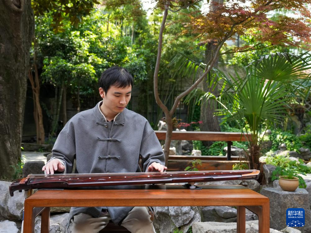 4月22日，古琴老师高廷鑫在扬州仁丰里的永乐琴坊弹奏《梅花三弄》。新华社记者 李博 摄
