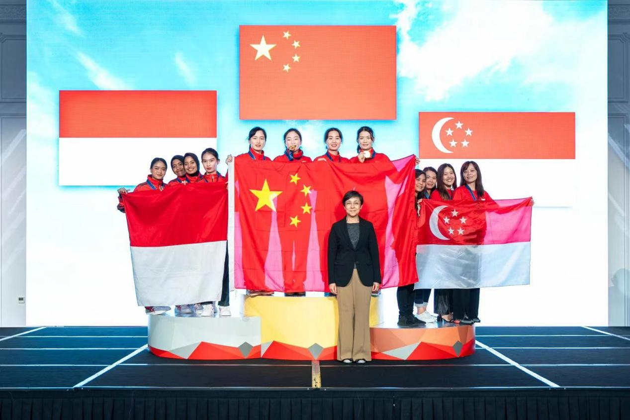 中国队获得首届FAI亚洲室内跳伞锦标赛中的“女子四人队际赛”冠军。