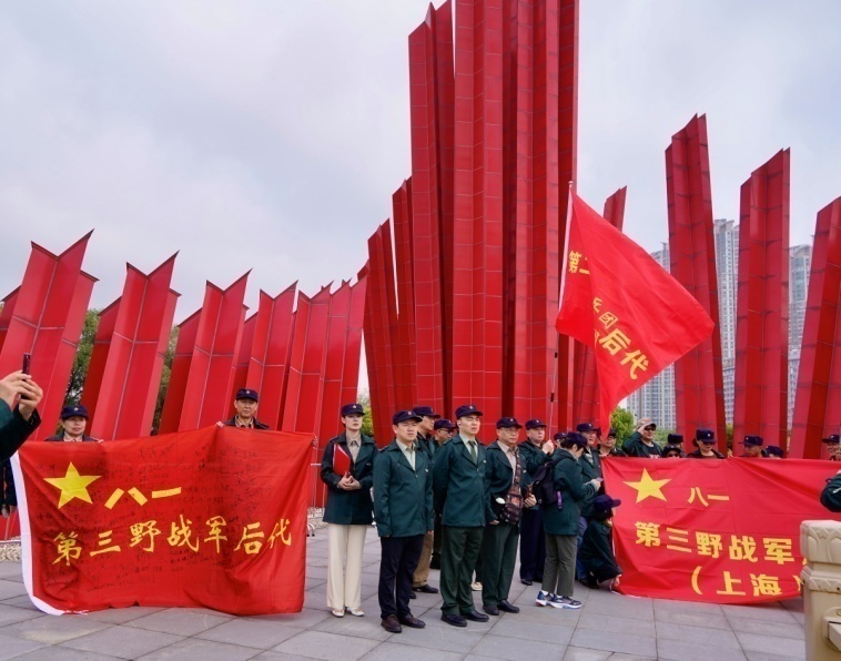 将士后代走进渡江胜利纪念馆 升国旗唱国歌行红色之旅