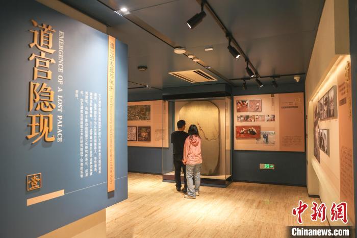 图为游客在龙虎山大上清宫遗址内参观展览。刘力鑫 摄