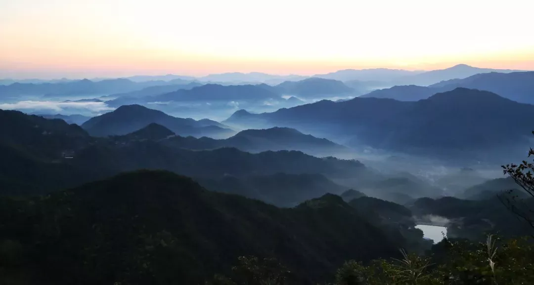 越人语天姥，云霞明灭或可睹。”此等诗句，皆源于太白对天姥山之深情厚意。